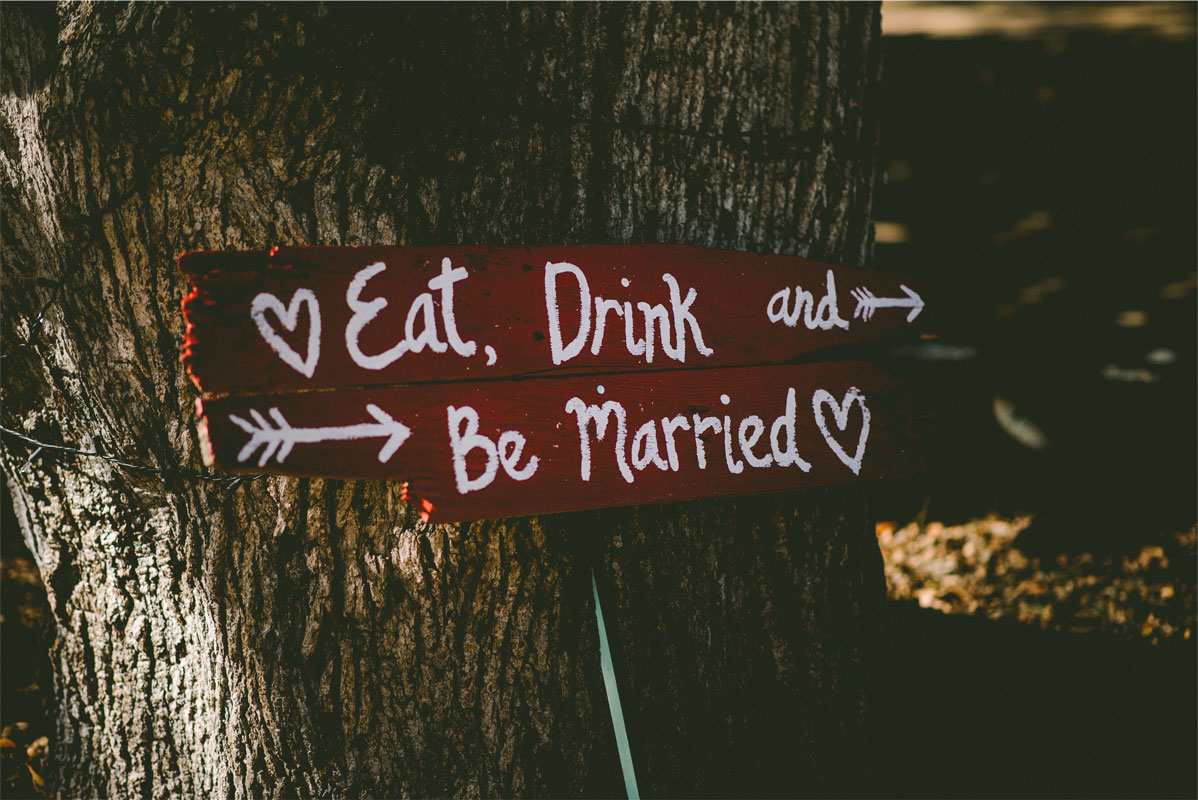 Schild mit Aufschrift eat, drink and get married